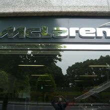 マクラーレン東京の入り口です。青山安田ビルの１階にあります。