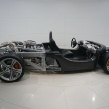 マクラーレンのスポーツカーの内部を展示している車体です。