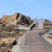 大岩へ渡る海の中の遊歩道