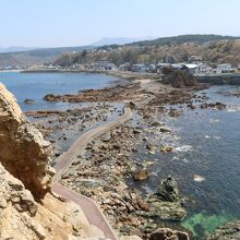 大岩の上部から見た遊歩道側の海岸