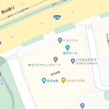 草月会館は、青山通りの南側にあります。赤坂離宮の南側です。