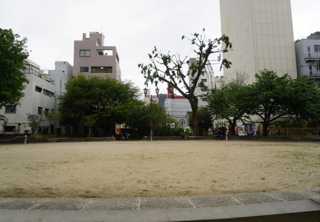 鶴屋デパートの南側