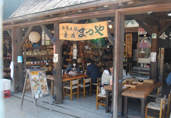 越中五箇山の相倉地区のど真ん中にある合奏づくりのお茶屋さんです。