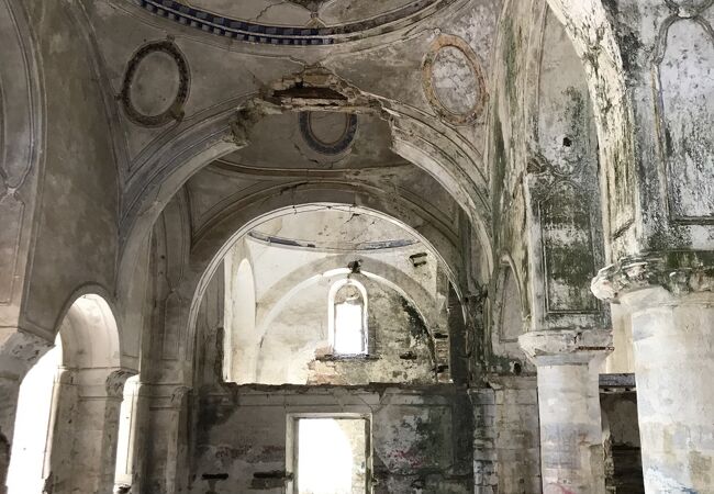 丘の上にあります