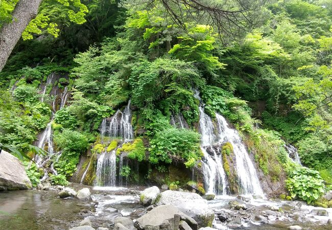 流麗で美しい滝