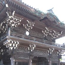 参道から見た帝釈天の門