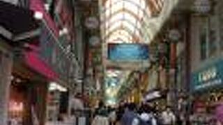 アーケードのある商店街です。