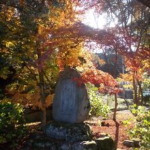 十王堂裏の歌碑付近の紅葉