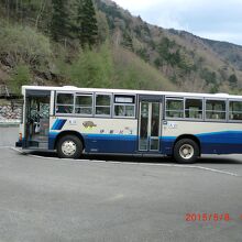 このバスで山麓駅まで行きます。