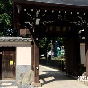 山門脇に徳川将軍御膳所跡の碑がたてられています。