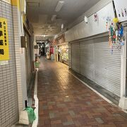 シャッター商店街に煌々と営業中