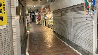 シャッター商店街に煌々と営業中