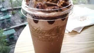 価格改定直前の訪問。賞味期限1か月ですが半額です。1kg1万円の巨大バニ－のチョコは3000円。