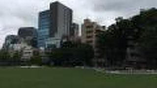 池袋にある芝生が綺麗な公園