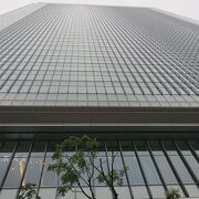 平成末期に完成した、地上40階の商業ビル