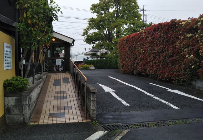 お店の奥に駐車場があります