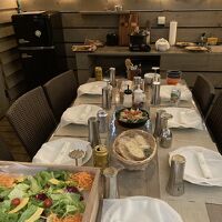 外のダイニング、夕食時