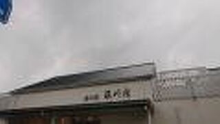 平日の午後5時台にも、一定の人出と活気