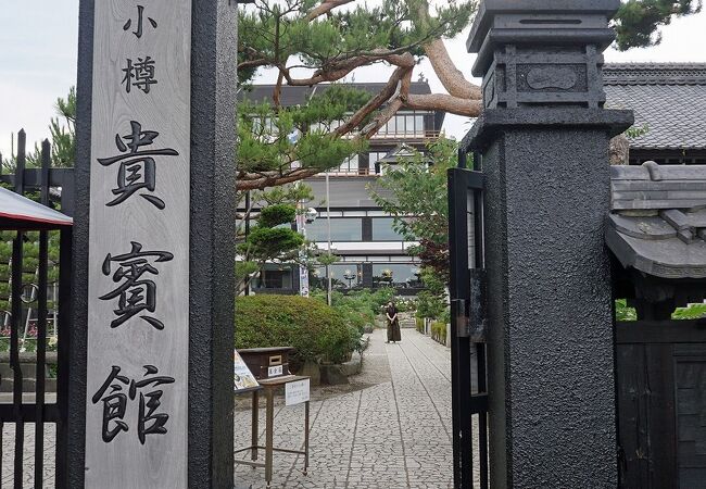 旧青山別邸の見学前に遅めのランチで芍薬を眺める。