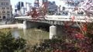 京都市内を東西に走る四条通りと鴨川の交差する場所にある橋