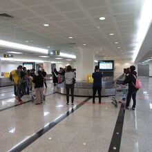 台北松山空港のバゲージクレイムはコンパクトでした。