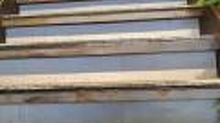 ２階には階段で上がります