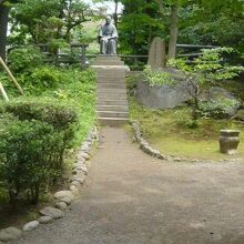 小高い築山のような場所に置かれている高橋是清翁の銅像です。