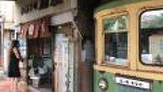 「江ノ電」が店先に埋まってます！