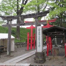 鳥居があって