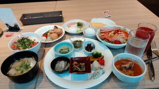 朝食ブッフェは金沢の郷土料理もたくさんあって品数も多くおいしかったです