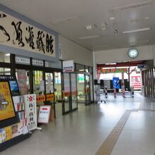 二日市駅改札口、左手に待合室、右手にみどりの窓口があります