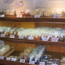 店内に並べられている小袋入りの豆菓子。沢山の種類があります。
