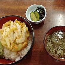 こちらは富山名産の白エビかき揚げ丼