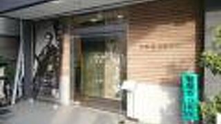 太宰治の関連資料や写真を展示