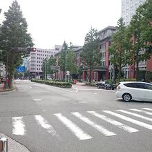 関内地区からみなとみらい２１地区へ渡る万国橋の通り