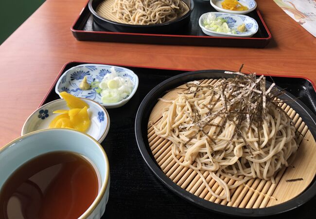 もずく蕎麦を食す／裏の白砂ビーチにはブランコ！　