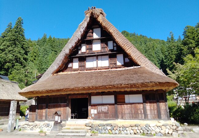 五箇山地区で合掌造りの家を見学するならこちらの村上家がお勧めです