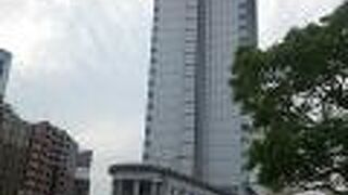 歴史的建造物と超高層ビルの合体　