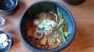 複雑な味のスープが印象に残る創作ラーメン