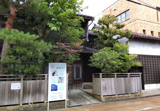 古民家を利用した焼き物美術館