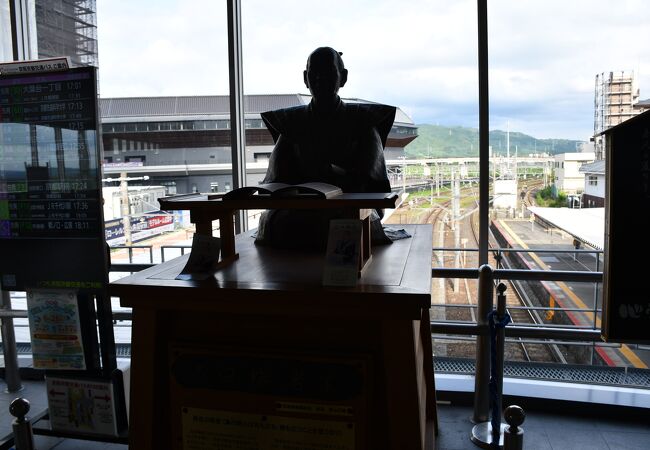 トロッコ列車や保津川下りの拠点になる亀岡駅