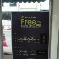 レセプションにて。シャトルバスサービスがあるみたい