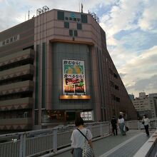 駅ビルです。物販のお店や飲食店などが入っています。