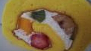 フルーツたっぷりロールケーキ