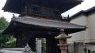 角に黒々とした立派な山門が現れた