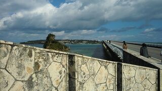 エメラルドグリーンの海を走る橋