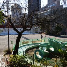 遊具もそろった錦華公園