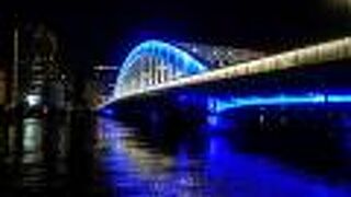 夜は青く光って近未来的な感じに