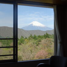 窓枠の中に大きな富士山が見える。