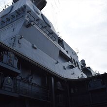 「いずも」級と同様３０トンの航空機を持ち上げる巨大エレベータ